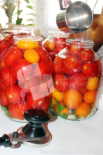 Image of tomatoes in the jars prepared for preservation