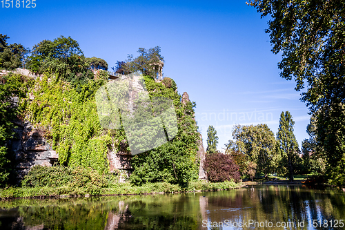 Image of Sibyl temple and lake in Buttes-Chaumont Park, Paris