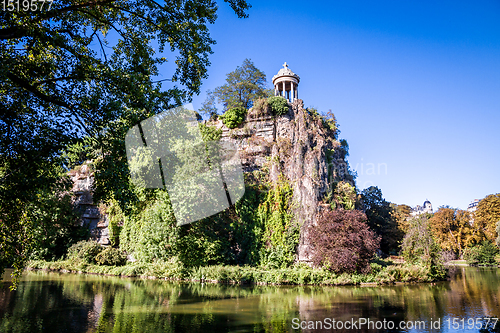 Image of Sibyl temple and lake in Buttes-Chaumont Park, Paris