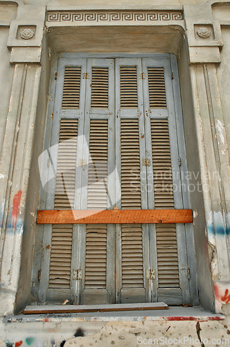 Image of window with decorative meander pattern