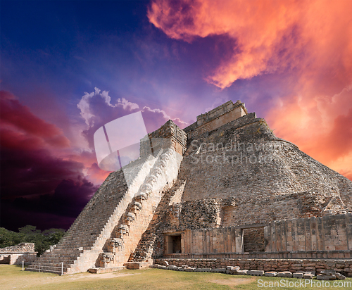 Image of Mayan pyramid in Uxmal, Mexico