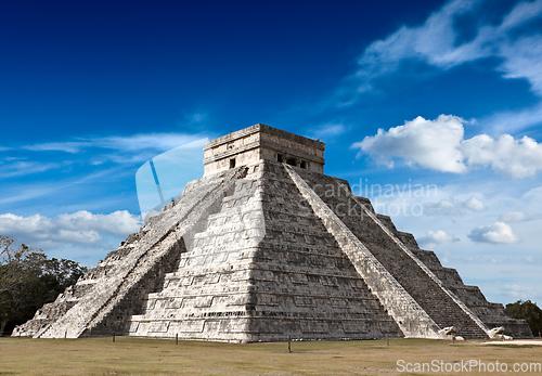 Image of Mayan pyramid in Chichen-Itza, Mexico