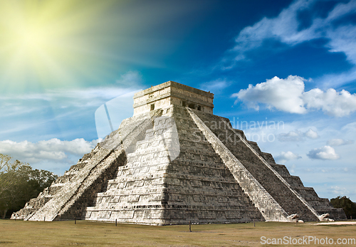 Image of Mayan pyramid in Chichen-Itza, Mexico