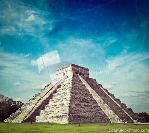 Image of Mayan pyramid in Chichen-Itza, Mexico