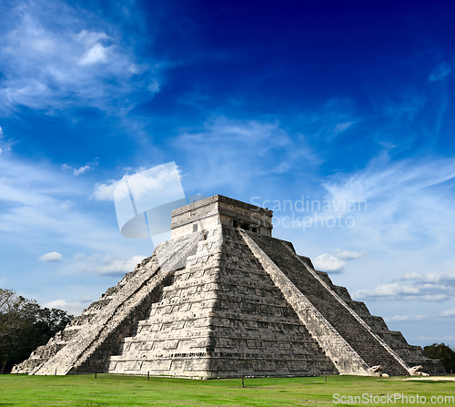 Image of Mayan pyramid in Chichen-Itza, Mexico