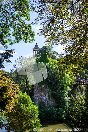 Image of Sibyl temple and pond in Buttes-Chaumont Park, Paris