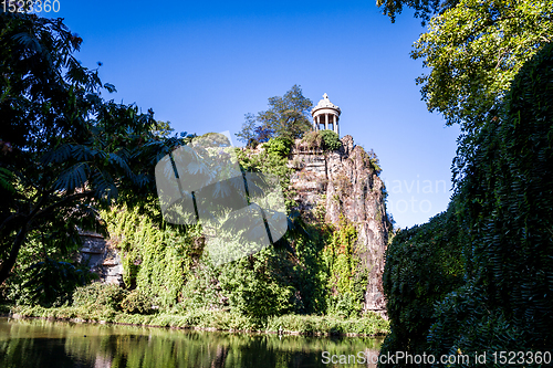 Image of Sibyl temple and lake in Buttes-Chaumont Park, Paris