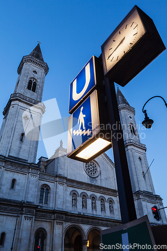 Image of U-Bahn sign and St. Ludwig's Church (Ludwigskirche) in the eveni