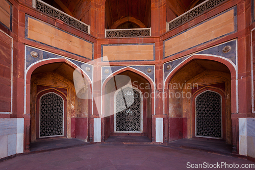 Image of Arch with carved marble window. Mughal style. Humayun's tomb, De