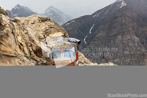 Image of Manali-Leh road in Indian Himalayas with lorry