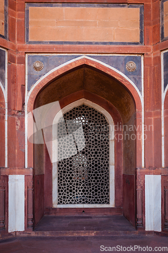 Image of Arch with carved marble window. Mughal style. Humayun's tomb, De