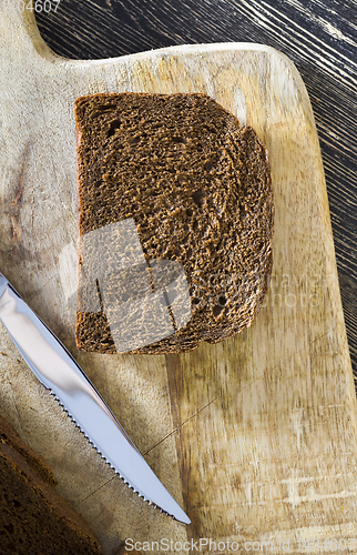 Image of sliced loaf of black rye bread