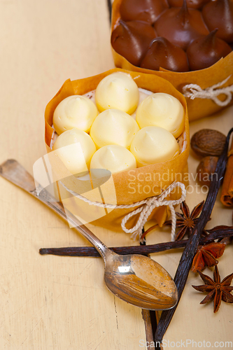 Image of chocolate vanilla and spices cream cake dessert