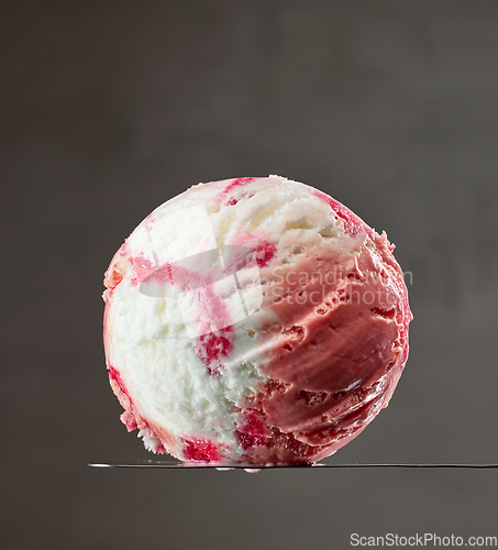 Image of vanilla and strawberry ice cream