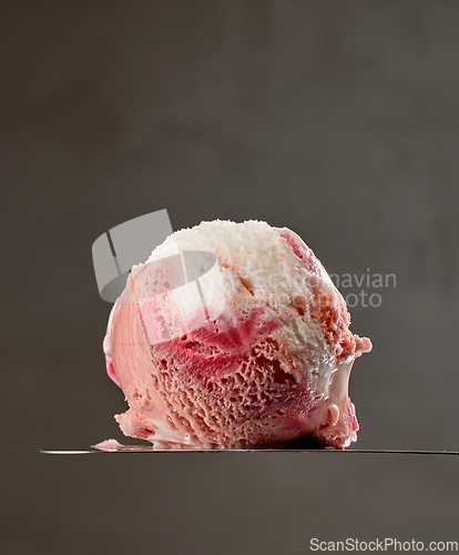 Image of vanilla and strawberry ice cream