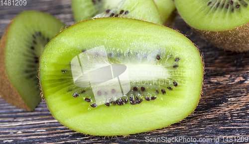 Image of sliced green kiwi
