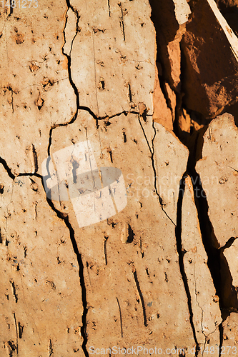 Image of a cracked part of a wall