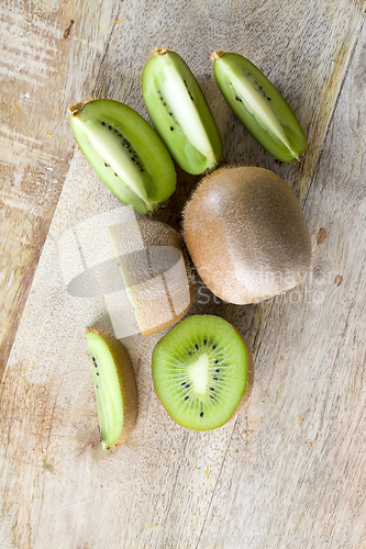 Image of fresh green kiwi fruit