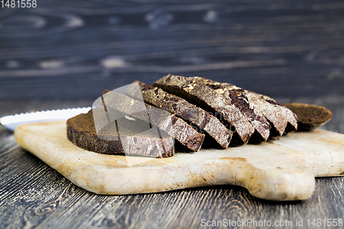 Image of baked dark-colored rye bread