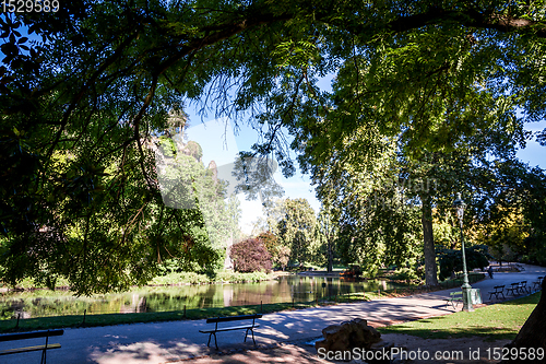 Image of Sibyl temple and lake in Buttes-Chaumont Park, Paris