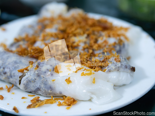 Image of Banh cuon with hanh phi, a Vietnamese breakfast roll