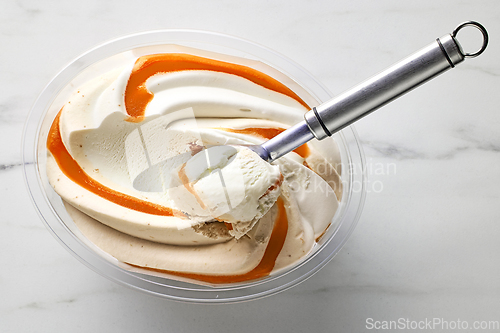 Image of vanilla and caramel ice cream