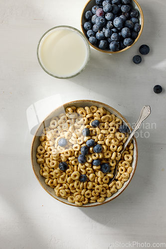 Image of bowl of breakfast cereal honey rings