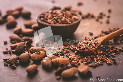 Image of Organic cacao beans and nibs in small bowl 