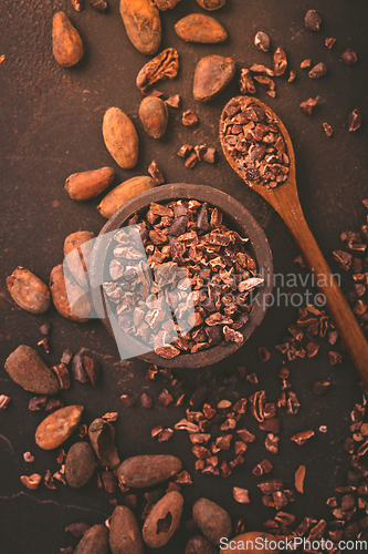 Image of Organic cacao beans and nibs in small bowl 