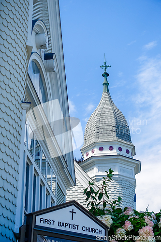 Image of historic baptist church buildign in new england