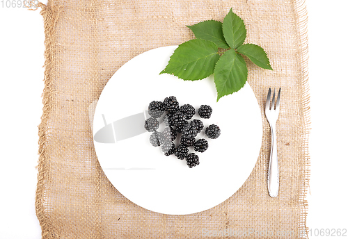 Image of Blackberries on plate and jute
