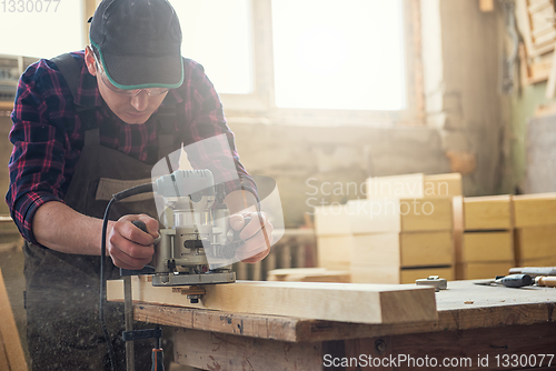 Image of Worker grinds the wood box