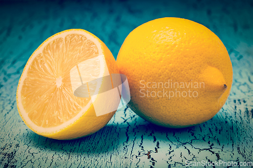 Image of Lemon and cut half slice