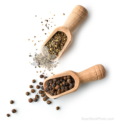 Image of whole and ground pepper