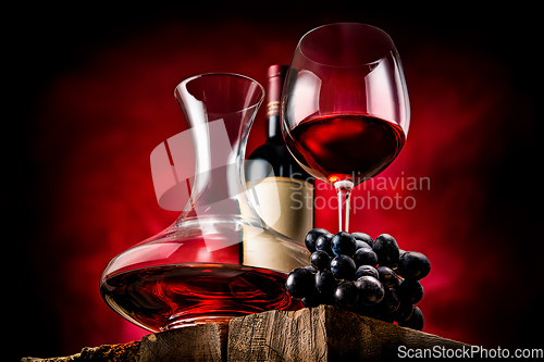 Image of Decanter wine and grapes