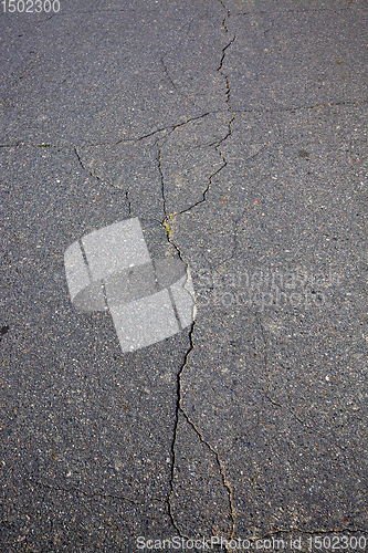 Image of crack on the asphalt