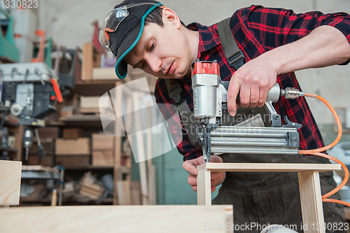 Image of Worker making the wood box