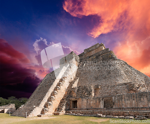 Image of Mayan pyramid in Uxmal, Mexico