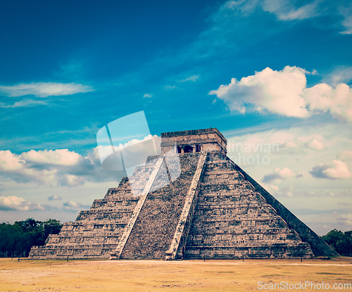 Image of Mayan pyramid in Chichen-Itza, Mexico