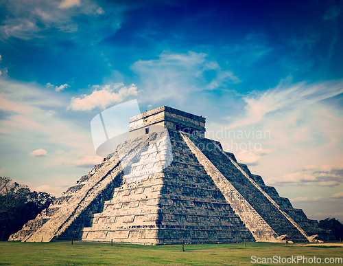 Image of Mayan pyramid in Chichen-Itza, Mexico