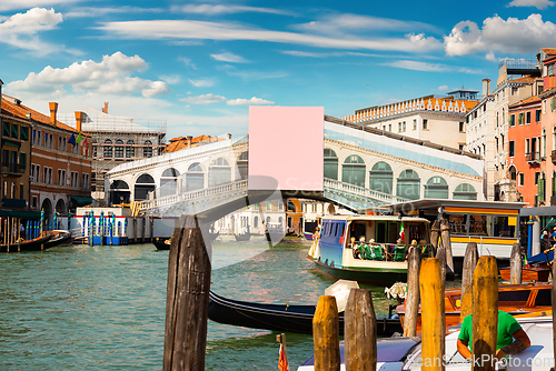 Image of Rialto bridge and gondolas