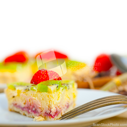 Image of kiwi and strawberry pie tart