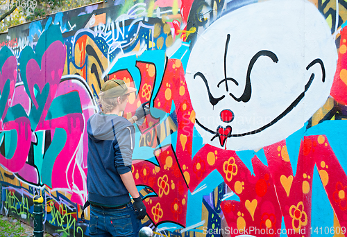 Image of Teenager graffiti painter