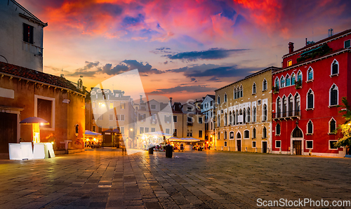 Image of Venice at night illuminated