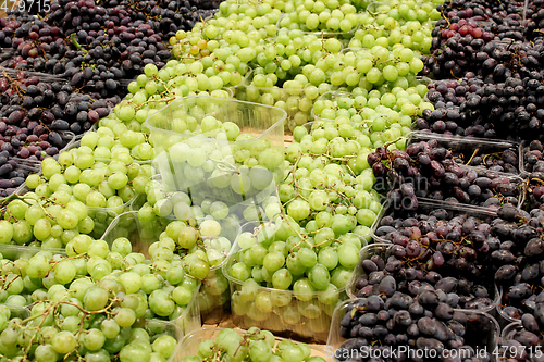 Image of grapes in the supermarket