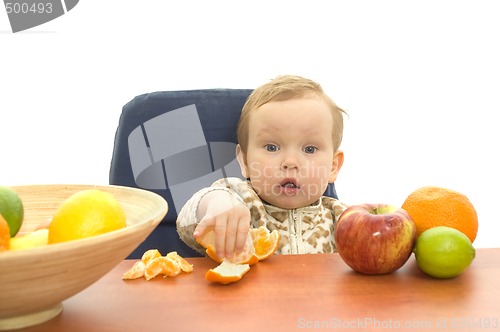 Image of Babby eat fruit