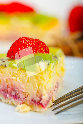 Image of kiwi and strawberry pie tart