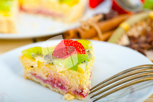 Image of kiwi and strawberry pie tart