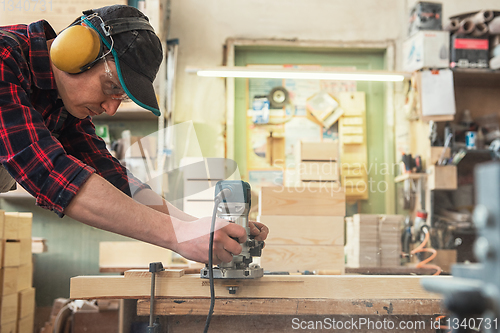 Image of Worker grinds the wood box