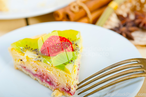 Image of kiwi and strawberry pie tart